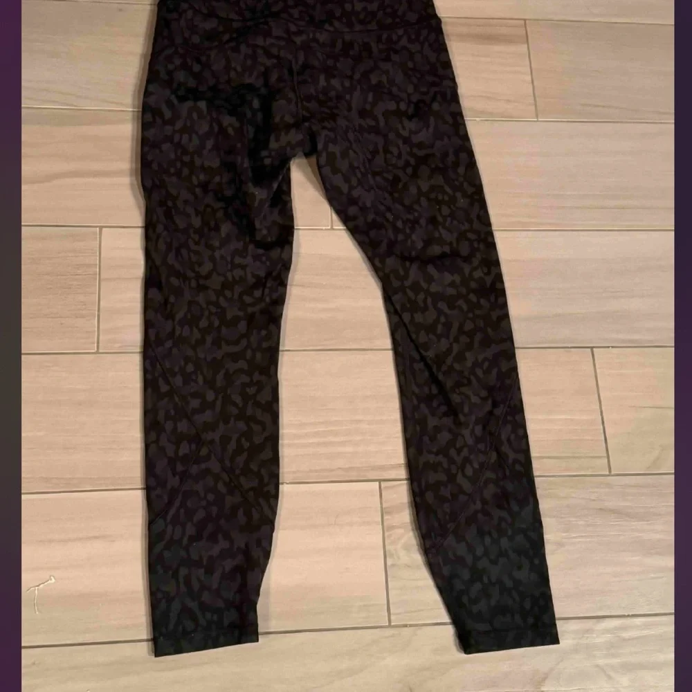 Lululemon Black Patterned Leggings size 6